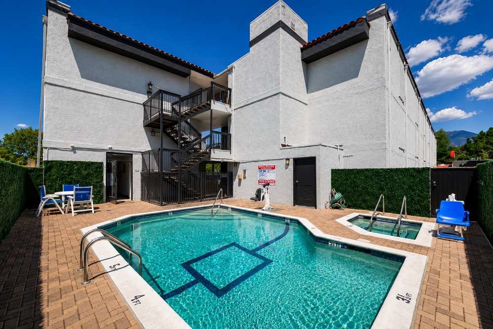 Outdoor pool and hot tub at Hyland Inn Pasadena